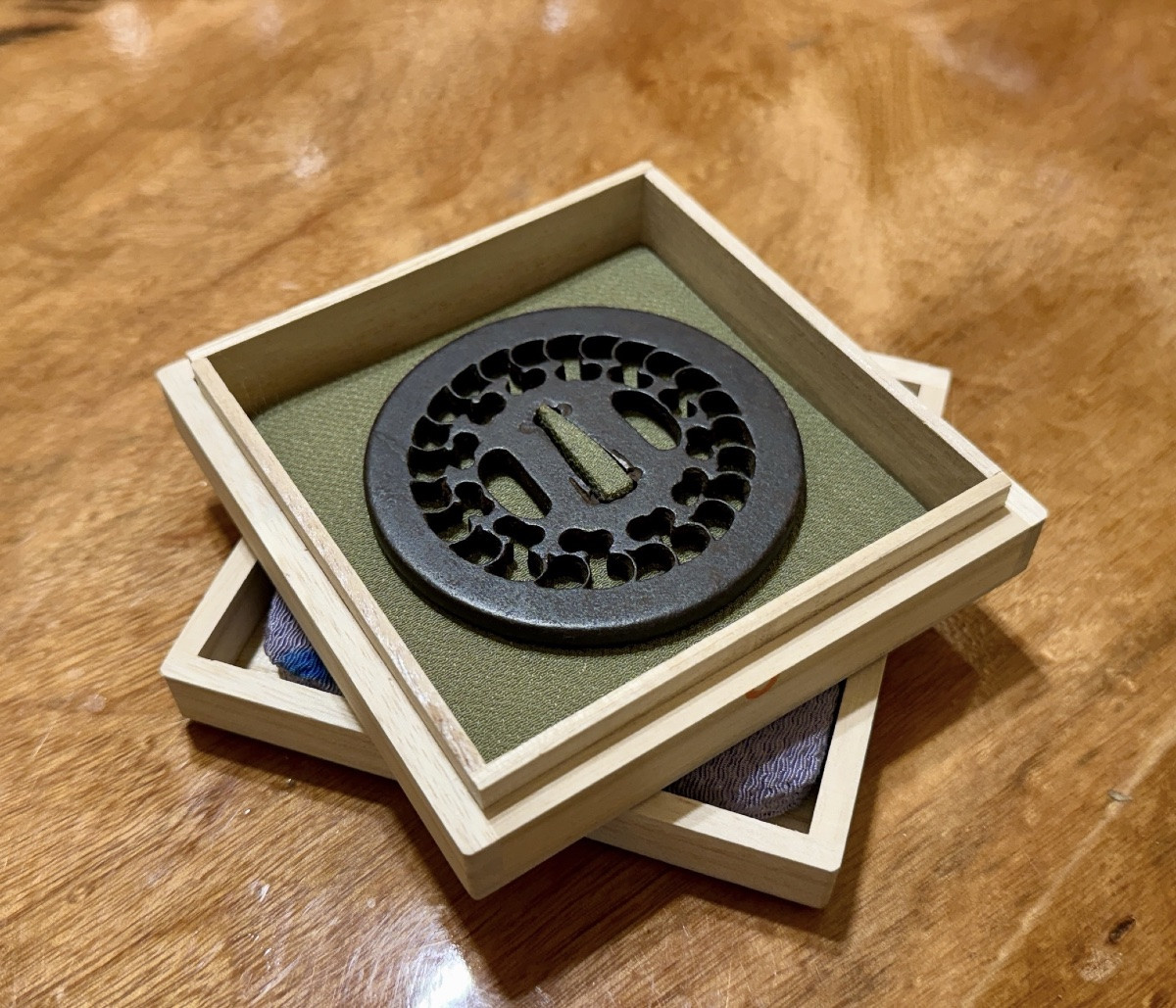 Tsuba maru-gata en fer forgé ajouré à décor d’un motif géométrique rayonnant - Période Edo. -photo-7