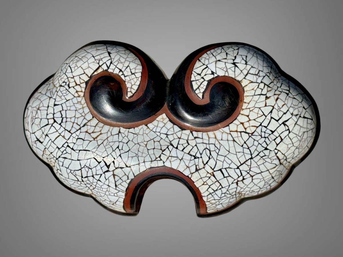 Katanakake en bois laqué et coquille d’oeuf - Période Edo (1603-1868).-photo-1
