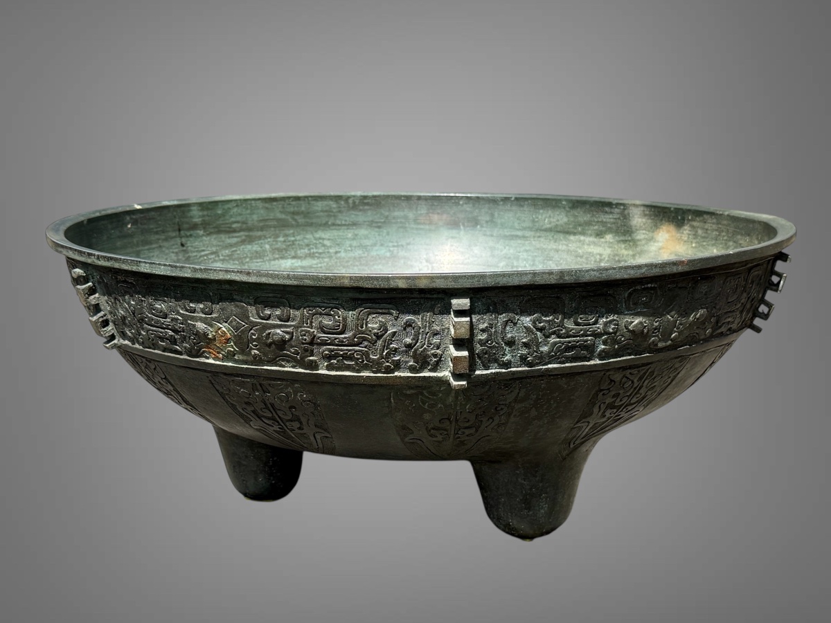 Importante vasque en bronze dans l’esprit des chaudrons Ding - Chine (XXe siècle). -photo-2
