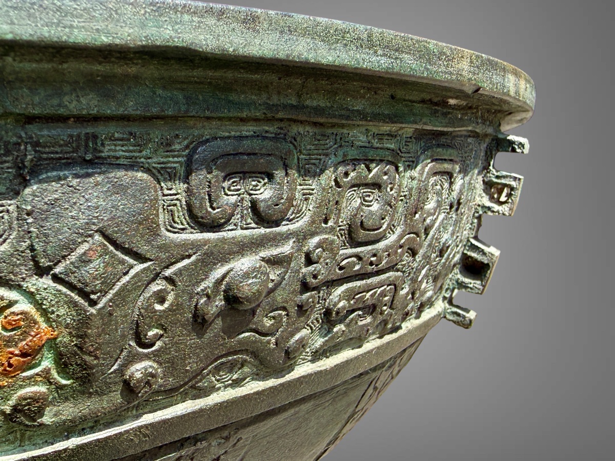 Importante vasque en bronze dans l’esprit des chaudrons Ding - Chine (XXe siècle). -photo-4