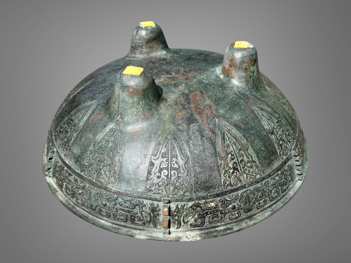 Importante vasque en bronze dans l’esprit des chaudrons Ding - Chine (XXe siècle). -photo-1