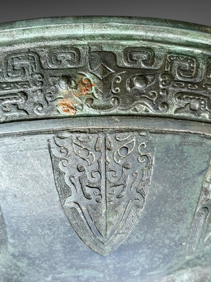 Importante vasque en bronze dans l’esprit des chaudrons Ding - Chine (XXe siècle). -photo-3
