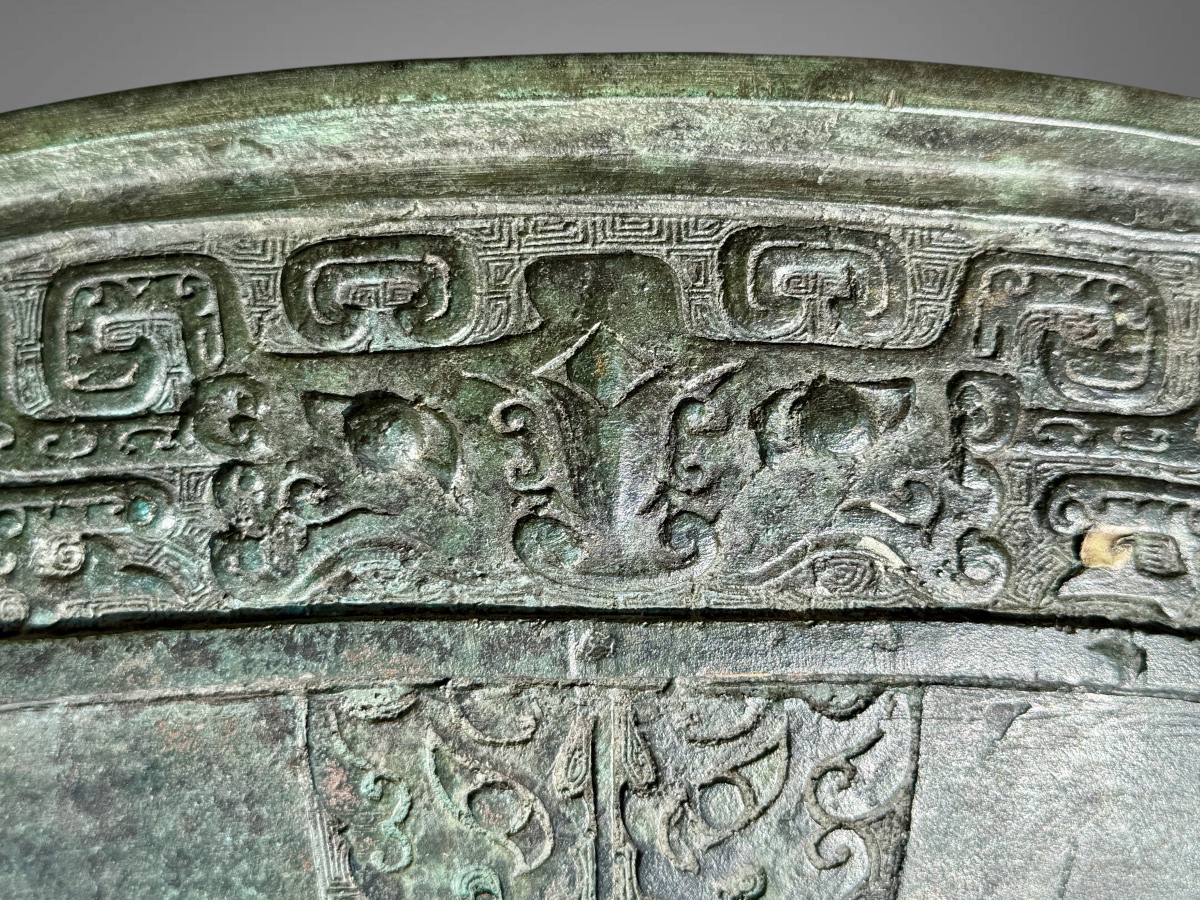 Importante vasque en bronze dans l’esprit des chaudrons Ding - Chine (XXe siècle). -photo-4