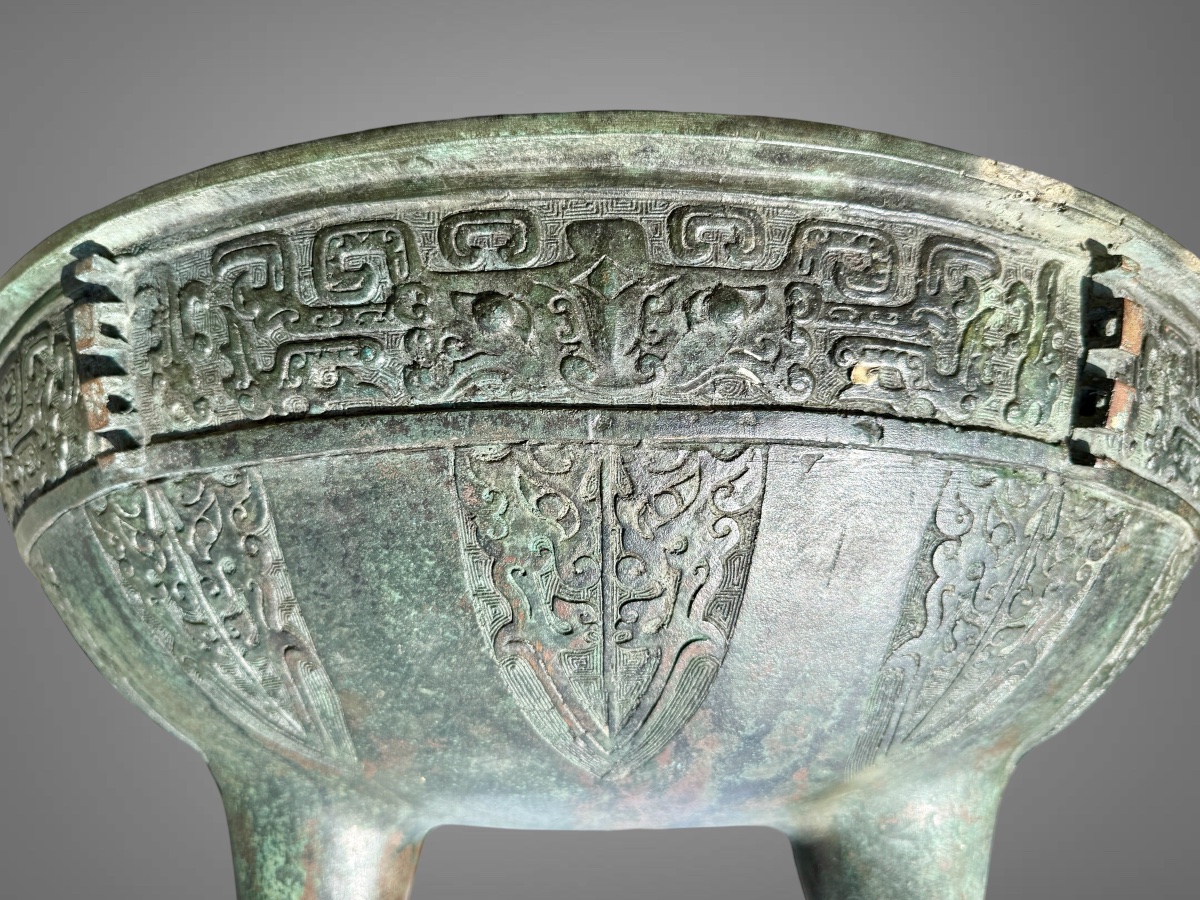 Importante vasque en bronze dans l’esprit des chaudrons Ding - Chine (XXe siècle). -photo-6