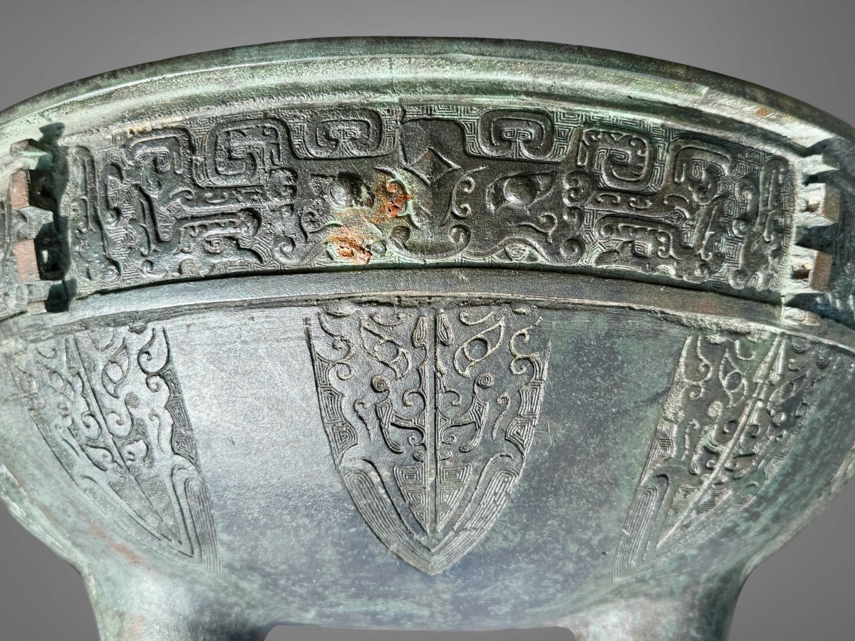 Importante vasque en bronze dans l’esprit des chaudrons Ding - Chine (XXe siècle). -photo-8
