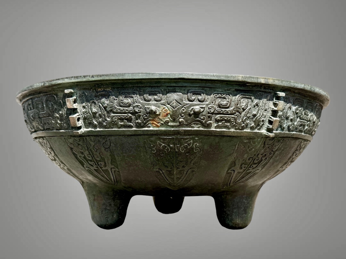 Importante vasque en bronze dans l’esprit des chaudrons Ding - Chine (XXe siècle). 
