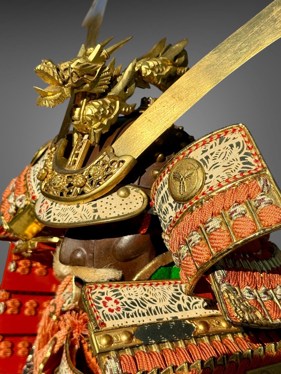Poupée Musha Ningyô Figurant un armure miniature de Samuraï - Période Meiji (1868 - 1912).-photo-1