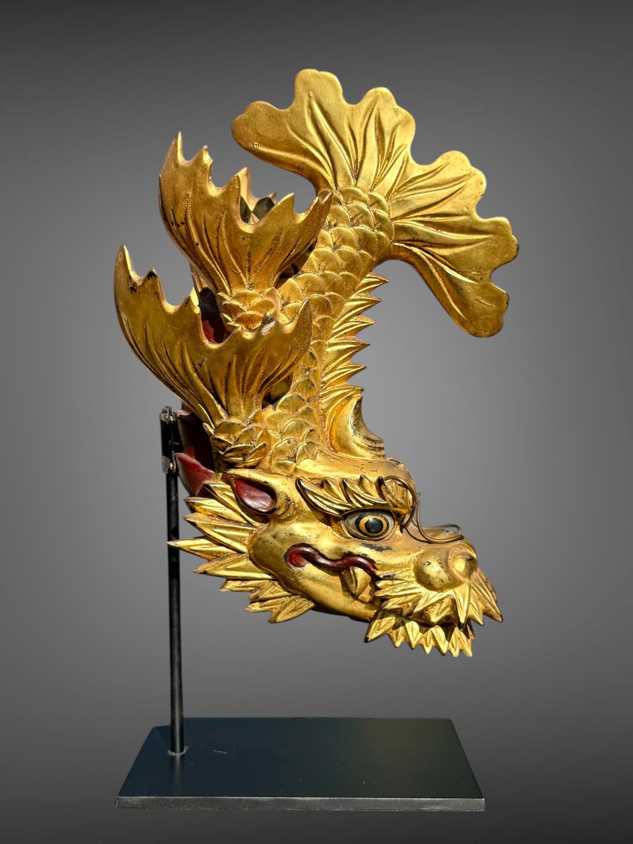 Important maedate en bois sculpté, doré et laqué figurant une carpe dragon - Période Edo.-photo-2