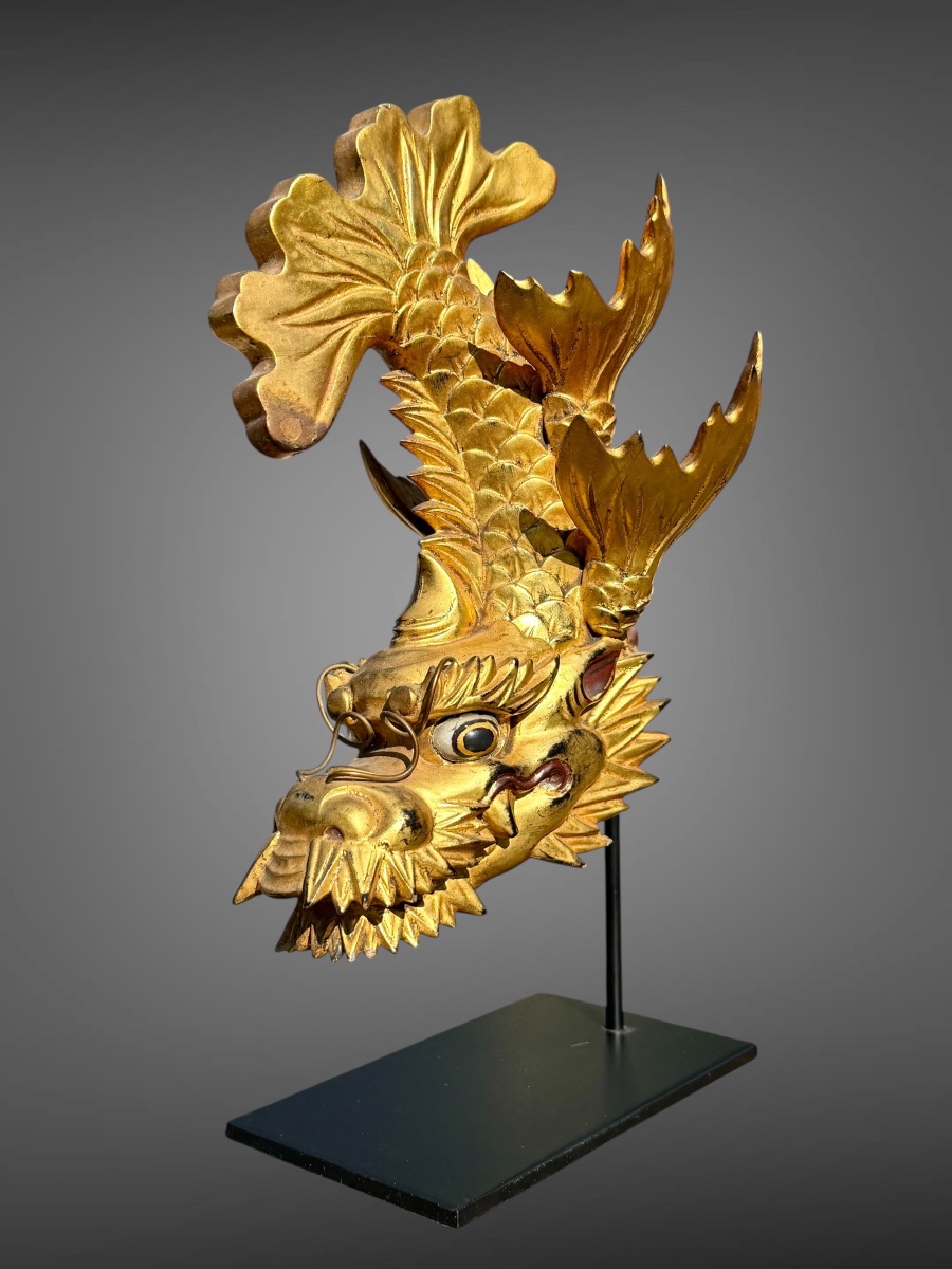 Important maedate en bois sculpté, doré et laqué figurant une carpe dragon - Période Edo.