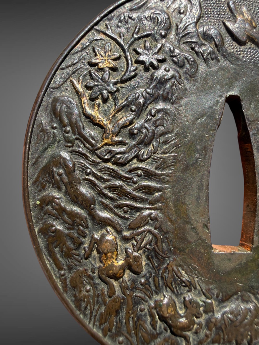 Tsuba maru-gata en shakudo à décor d’un paysage de montagne - Période Edo (1603-1868). -photo-4