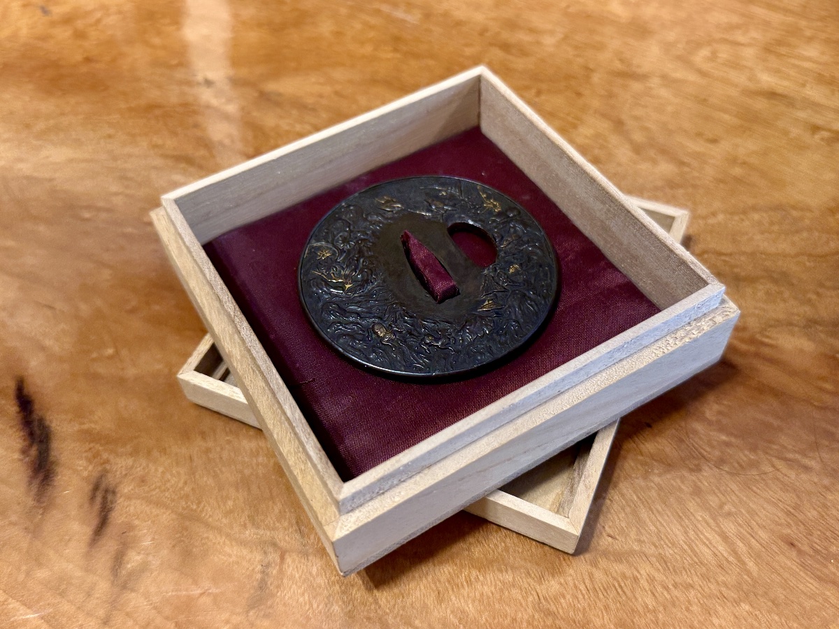 Tsuba maru-gata en shakudo à décor d’un paysage de montagne - Période Edo (1603-1868). -photo-8