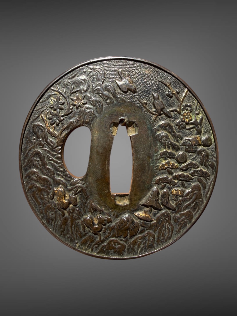 Tsuba maru-gata en shakudo à décor d’un paysage de montagne - Période Edo (1603-1868). 