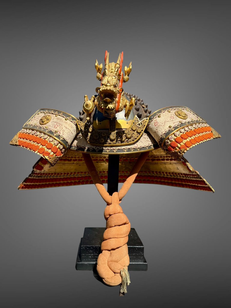 Kabuto de Samuraï à maedate dragon en bois laqué or- Periode Meiji (1868-1912). 
