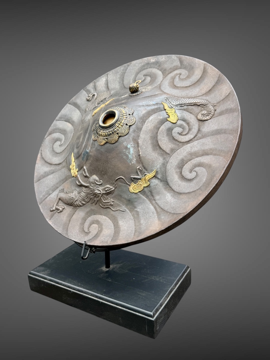 Iron Samurai Jingasa, Signed - Diameter: 38.3 Cm - Edo Period (1603–1868).-photo-2