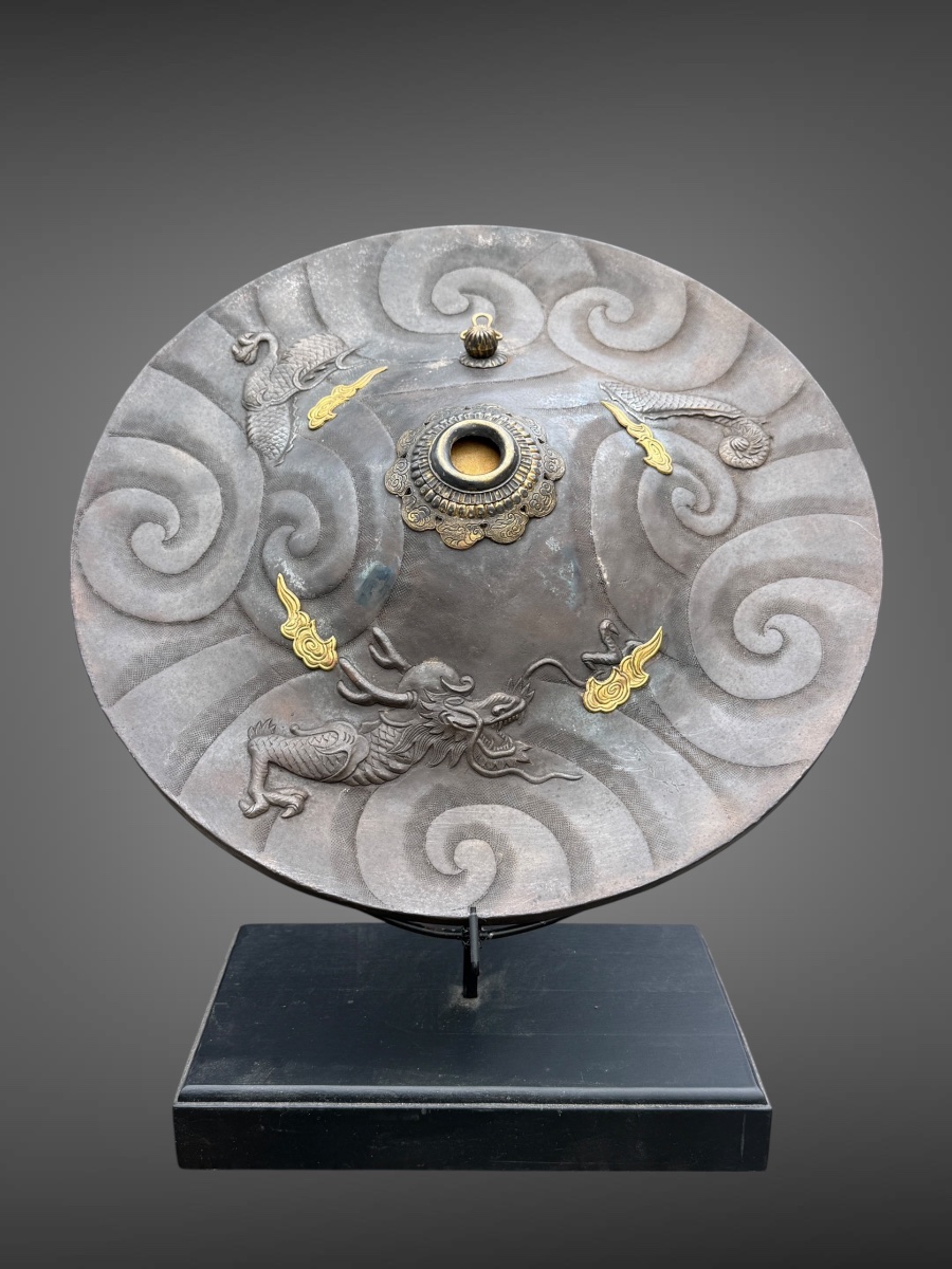 Iron Samurai Jingasa, Signed - Diameter: 38.3 Cm - Edo Period (1603–1868).
