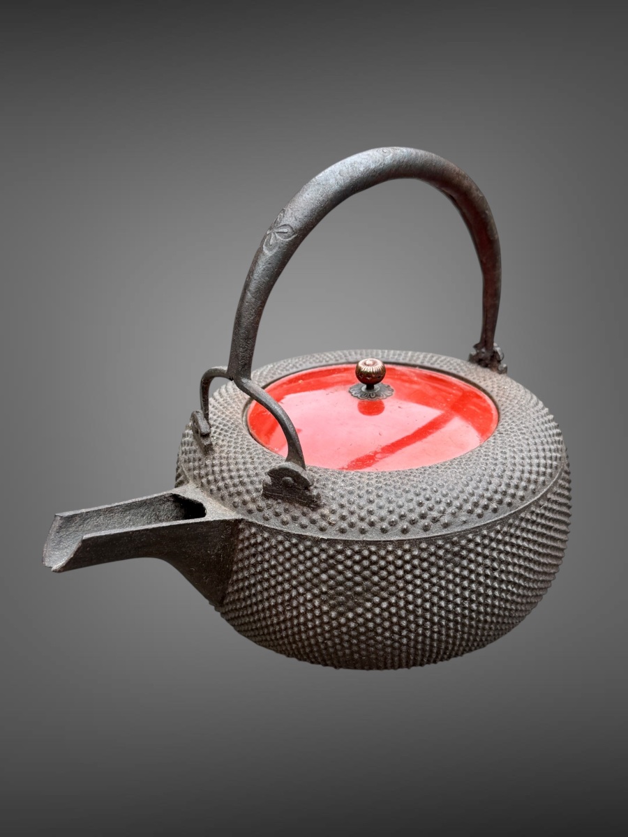 Bouilloire à saké en fonte de fer de type choshi - Période Meiji (1868-1912).
