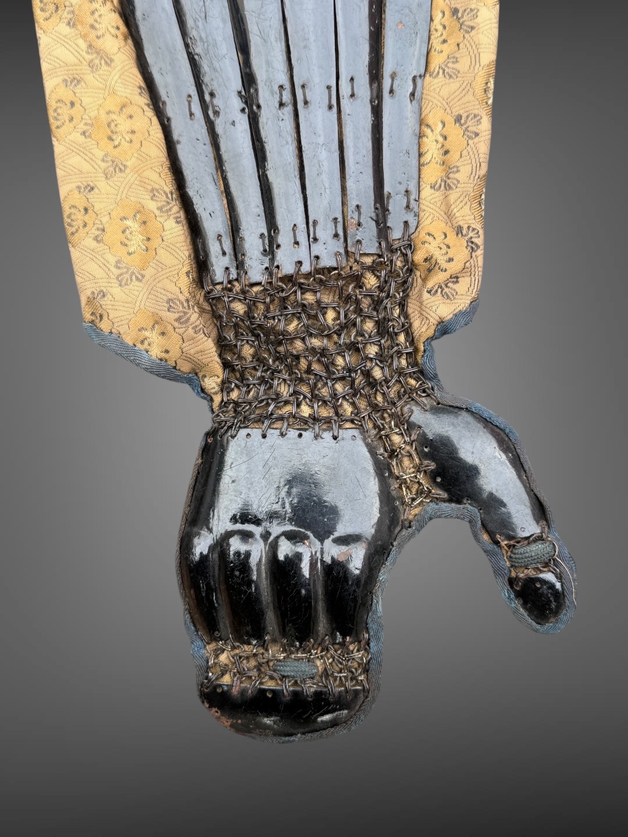 Paire de Kote de samuraï, protection de bras en fer forgé et cotte de maille - Époque Edo.-photo-1