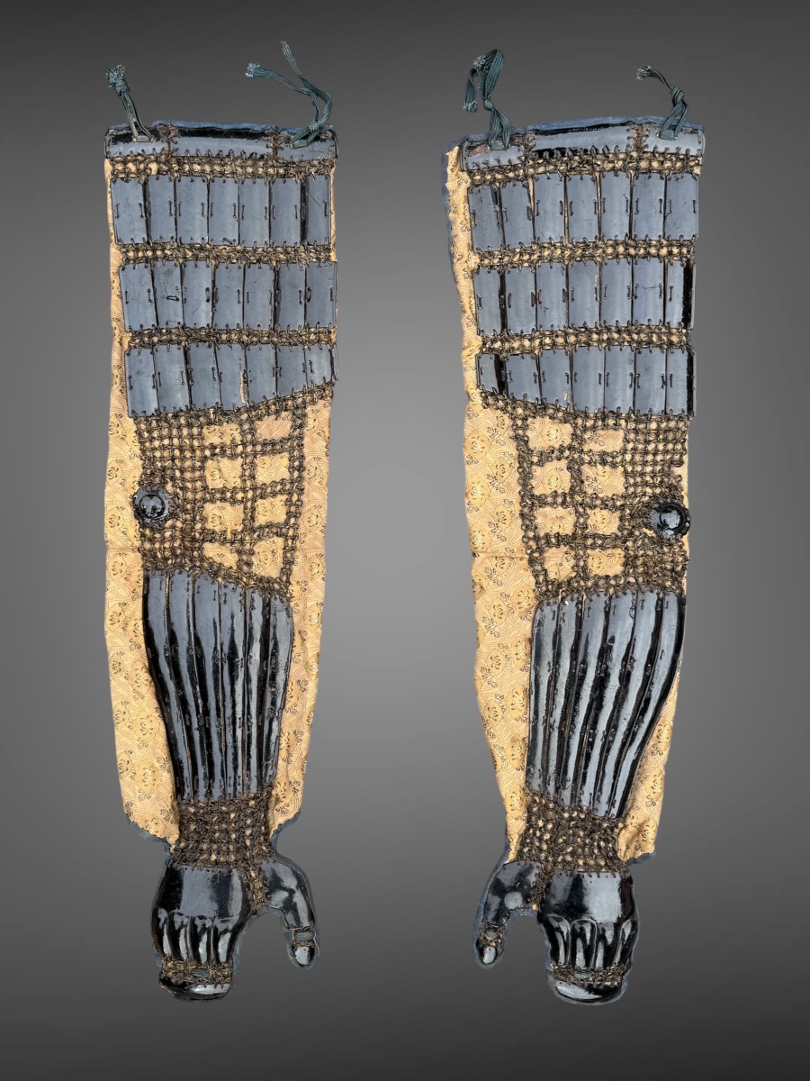 Paire de Kote de samuraï, protection de bras en fer forgé et cotte de maille - Époque Edo.