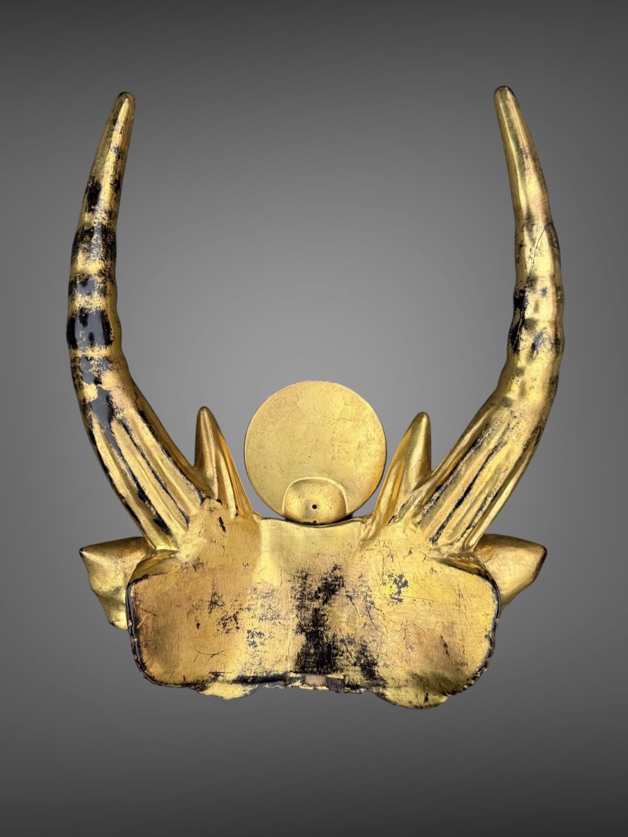 Important maedate en bois laqué or figurant une tête d’oni - Époque Edo (1603-1868).-photo-2