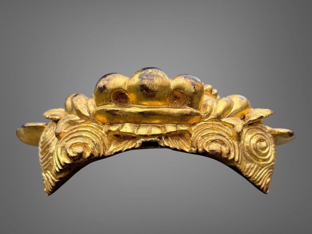 Important maedate en bois laqué or figurant une tête d’oni - Époque Edo (1603-1868).-photo-3