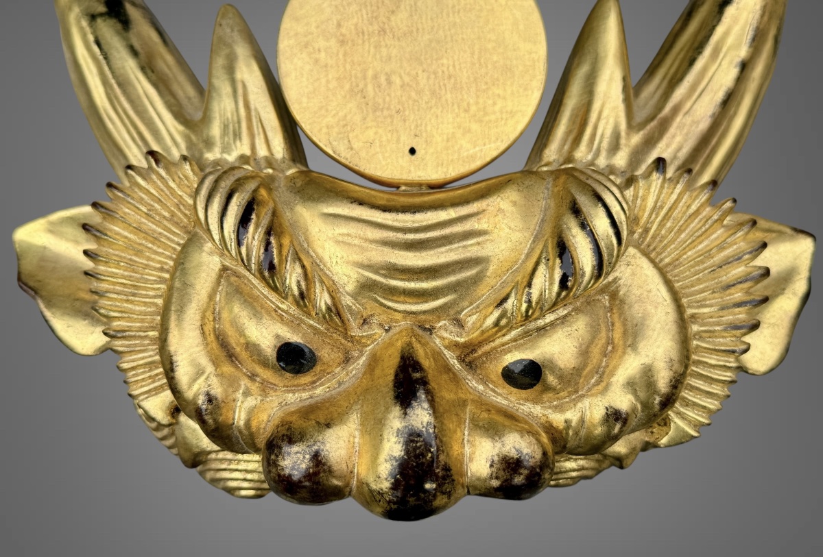 Important maedate en bois laqué or figurant une tête d’oni - Époque Edo (1603-1868).-photo-4