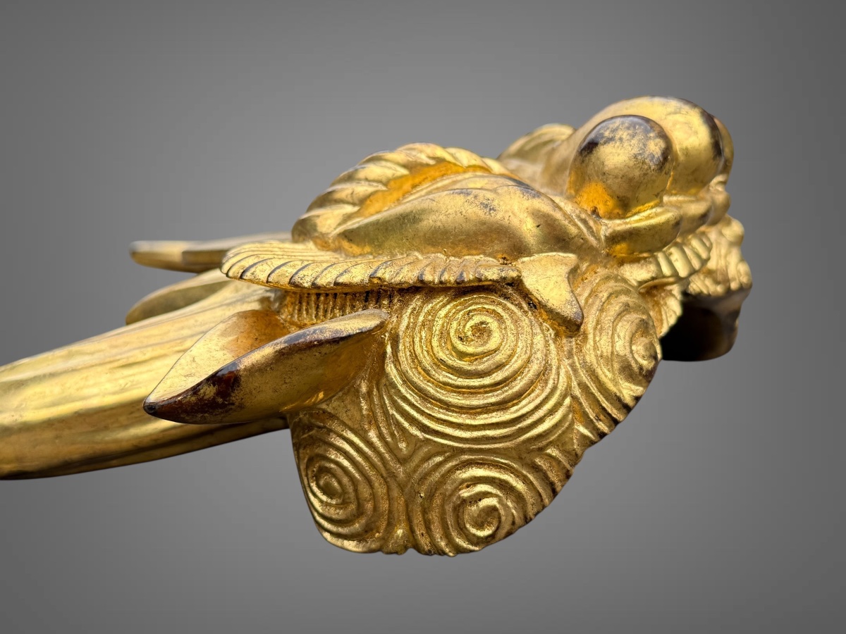 Important maedate en bois laqué or figurant une tête d’oni - Époque Edo (1603-1868).-photo-1