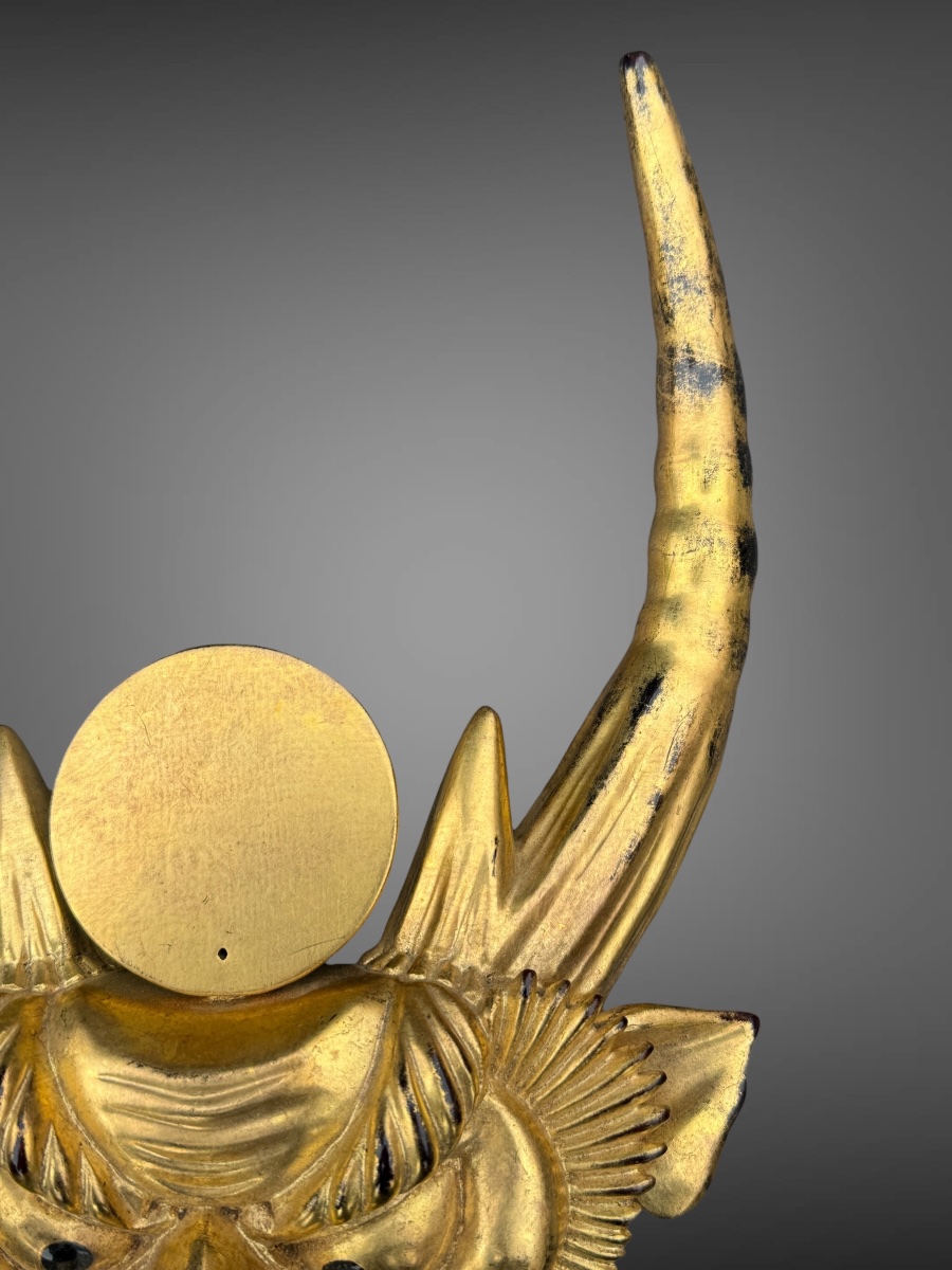 Important maedate en bois laqué or figurant une tête d’oni - Époque Edo (1603-1868).-photo-3