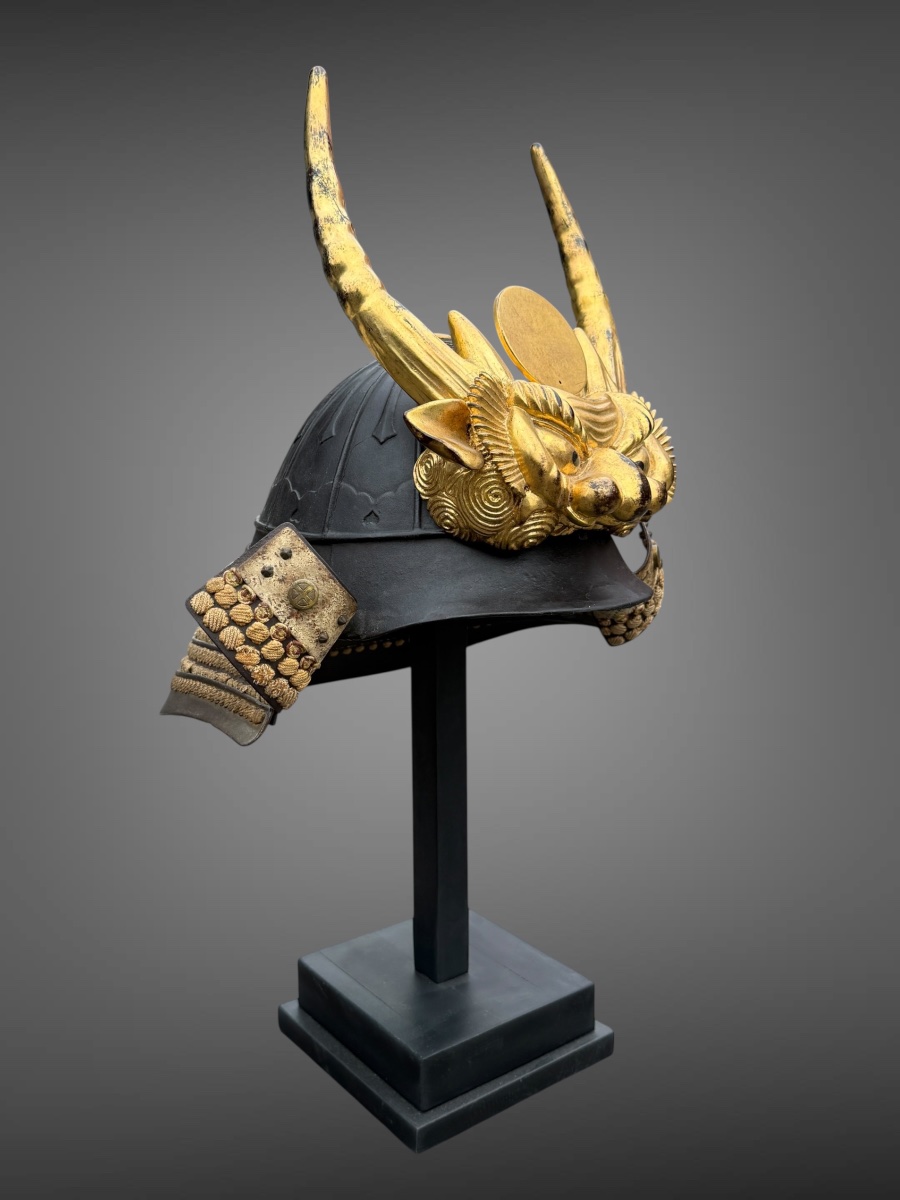 Important maedate en bois laqué or figurant une tête d’oni - Époque Edo (1603-1868).-photo-6