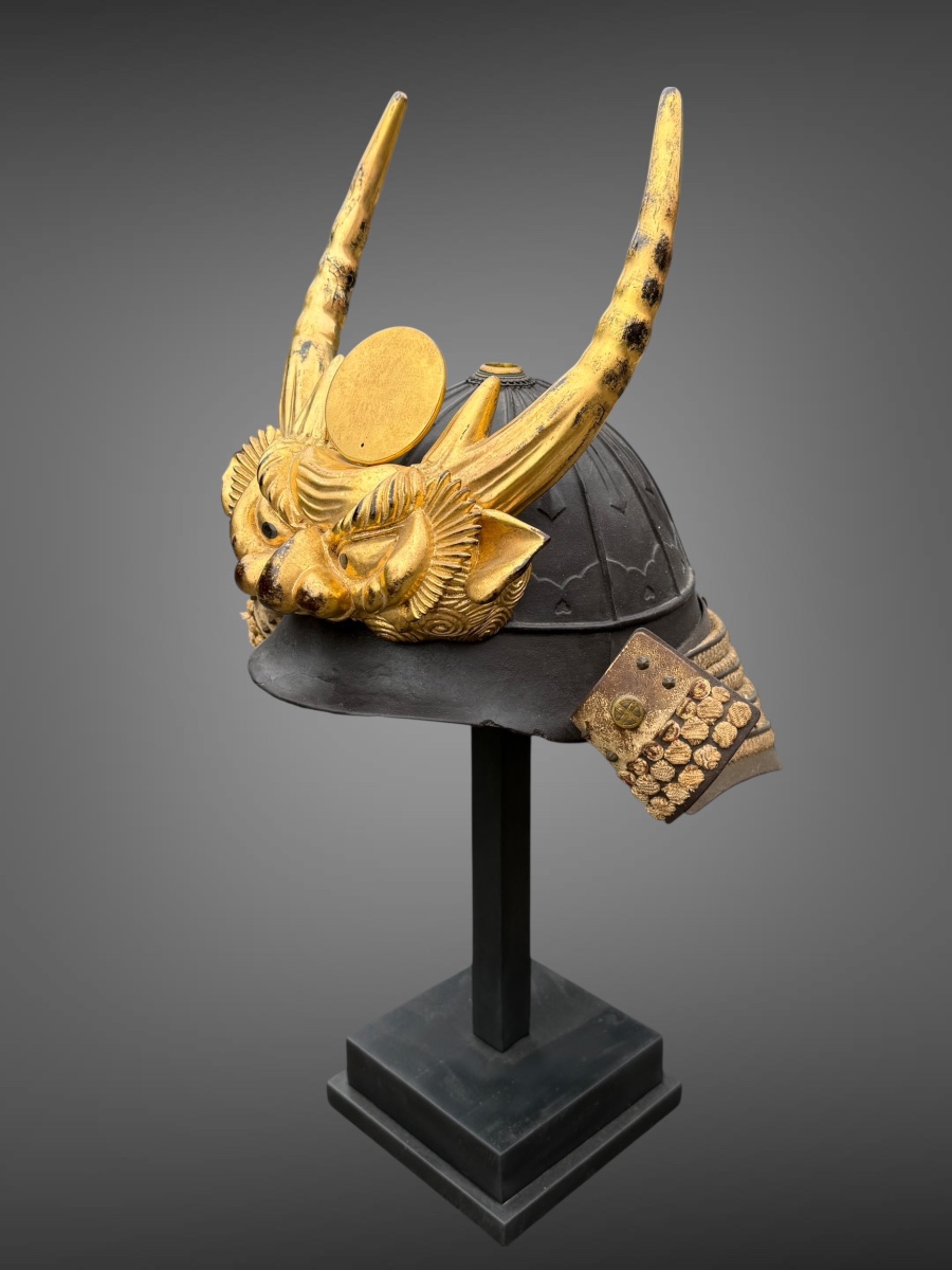 Important maedate en bois laqué or figurant une tête d’oni - Époque Edo (1603-1868).-photo-7