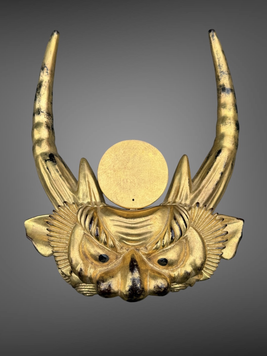Important maedate en bois laqué or figurant une tête d’oni - Époque Edo (1603-1868).