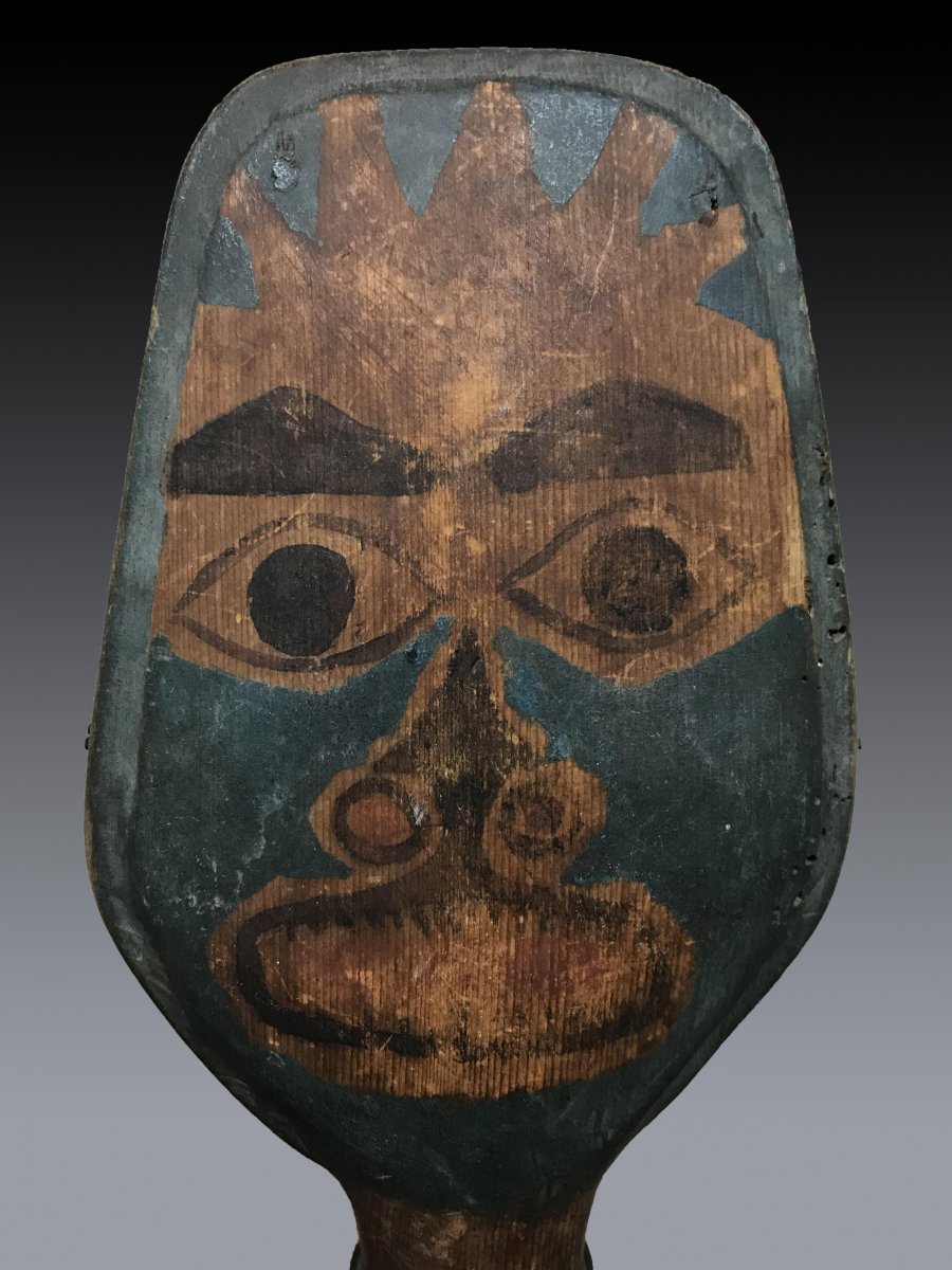 Hochet de chamane Haida, Colombie Britannique en bois polychrome à figure anthropomorphe-photo-2