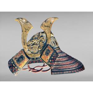 Enseigne En Bois Sculpté Polychrome Figurant Un Kabuto - Période Meiji (1868 - 1912).