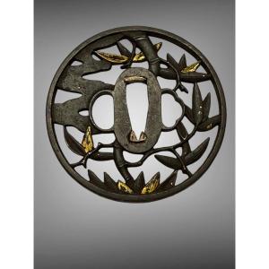 Tsuba maru gata en fer à décor de bambous - Époque Edo - D. 8,5 cm. 