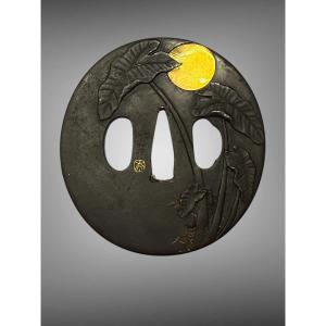Tsuba maru gata à décor d’une oie en vol sous la lune - Époque Edo - D. 7,4 cm. 