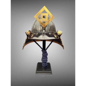 Samurai Kabuto With 62 Lacquered Wrought Iron Blades - Edo Period (1603-1868).