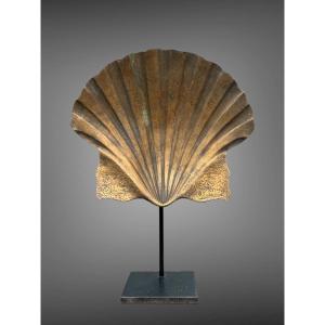 Maedate en cuivre estampé, gravé et doré figurant une coquille Saint-Jacques - Période Edo. 