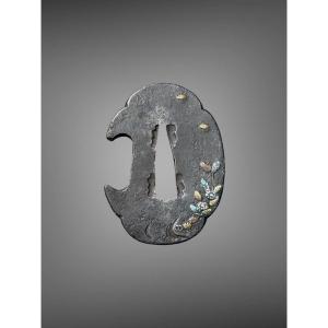 Flower-inlaid Iron Tsuba Mokko-gata De Tanto - Edo Period (1603-1868).
