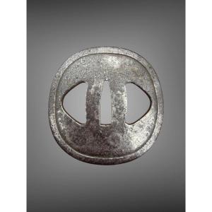 Tsuba kaku-maru-gata en fer forgé à motif d’entrelacs - Période Edo (1603-1868).