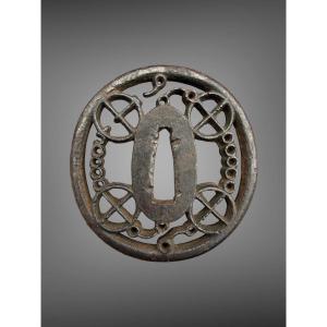 Tsuba maru-gata en fer forgé ajouré à décor de mors de chevaux - Période Edo (1603-1868).