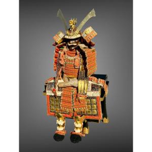 Poupée Musha Ningyô Figurant un armure miniature de Samuraï - Période Meiji (1868 - 1912).