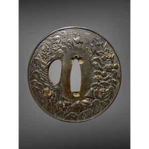 Tsuba maru-gata en shakudo à décor d’un paysage de montagne - Période Edo (1603-1868).