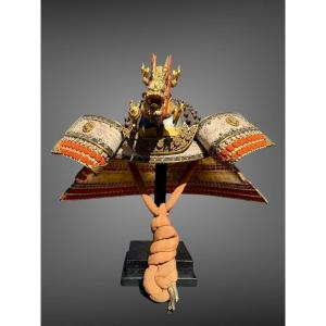 Kabuto de Samuraï à maedate dragon en bois laqué or- Periode Meiji (1868-1912).