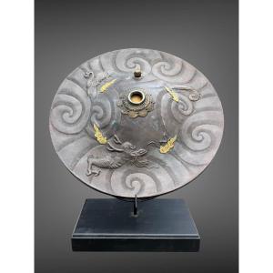 Jingasa de samuraï en fer, signé - Diam. 38,3 cm - Époque Edo (1603-1868).