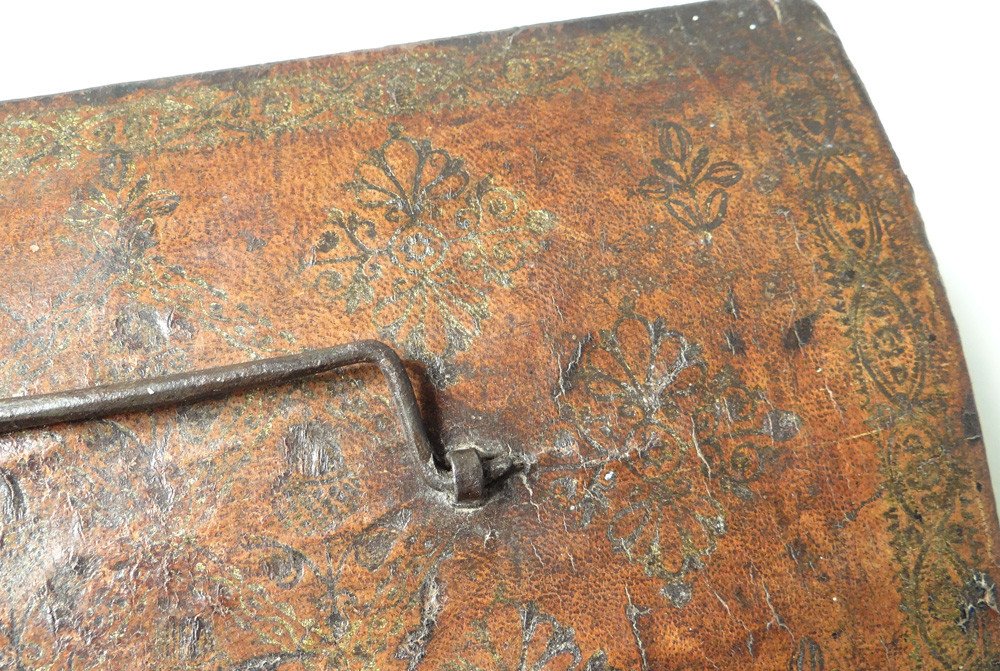 Box Box Leather Gilded Iron Decor Wrought Iron Flowers XVIIth Century-photo-2