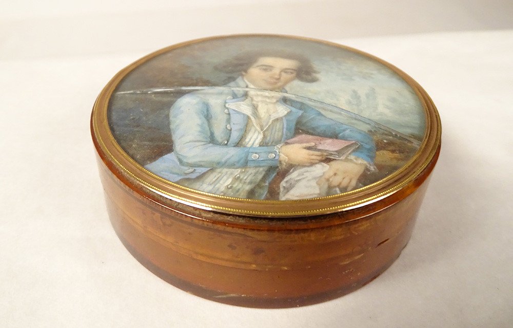 Boîte Ronde avec Miniature d'un Gentilhomme ou Lettré, en  écaille Blond, Fin XVIIIè-photo-3