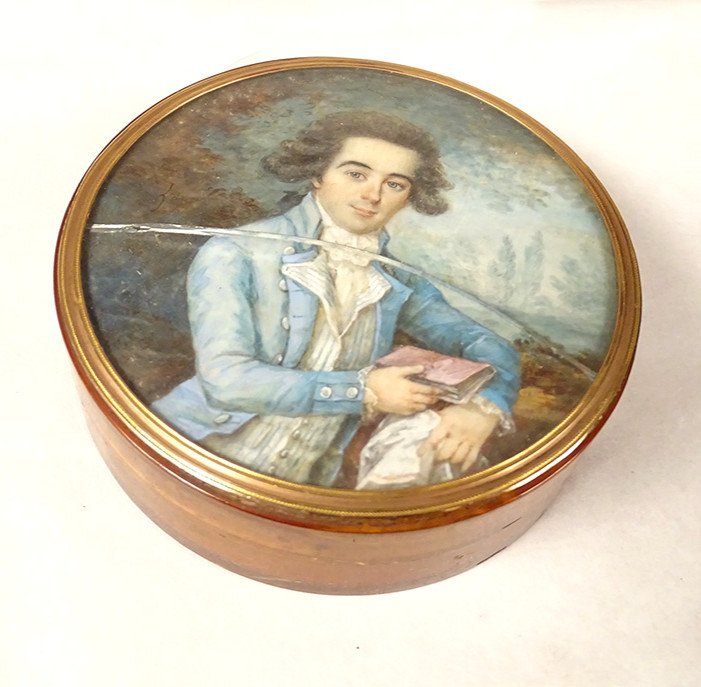 Boîte Ronde avec Miniature d'un Gentilhomme ou Lettré, en  écaille Blond, Fin XVIIIè