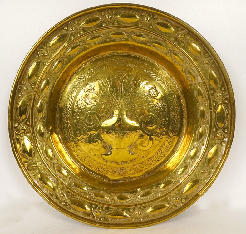 Plat de Quête à Offrandes Laiton Vase Fleurs Nuremberg Allemagne XVIIème