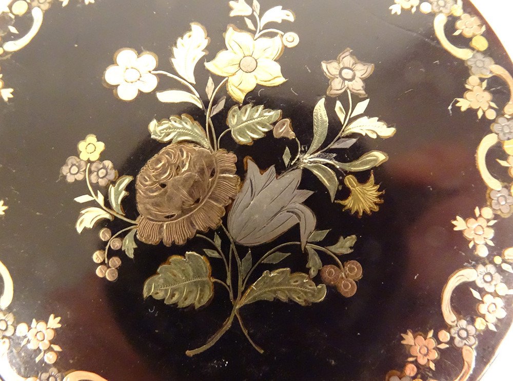 Small Round Box In Gold Stitched Tortoiseshell Bouquet Flowers Garlands 18th Century-photo-3