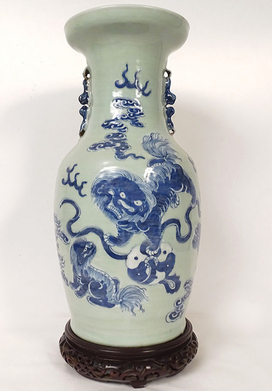Vase Balustre Porcelaine Blanc Bleu Chine Lions Bouddhiques Chiens Fô XIXè