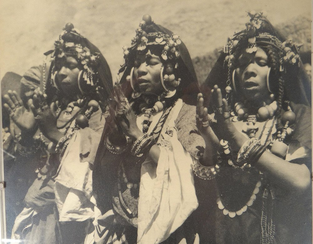 4 photographies Jean Besancenot Afrique Maroc costumes parure enfants XXème-photo-2